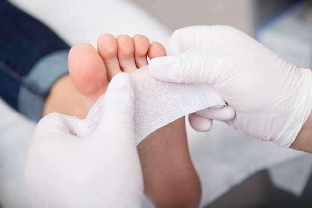Quando alguém deve procurar tratamento médico por uma unha encravada?