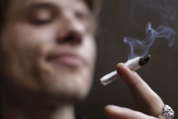 Fumar maconha causa danos aos pulmões