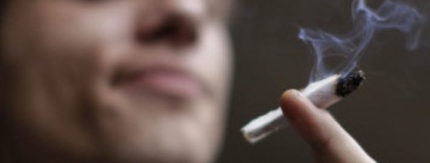 Fumar maconha causa danos aos pulmões