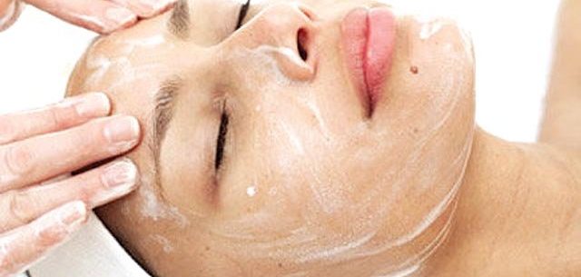Como fazer uma limpeza de pele com produtos caseiros