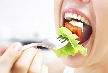 Comer menos mantém o cérebro jovem
