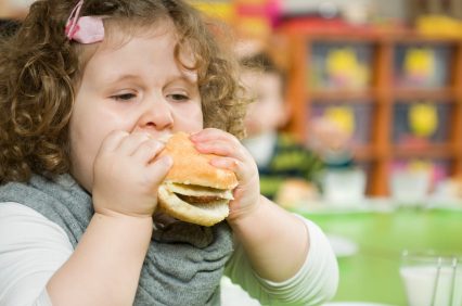 Dieta equilibrada e exercício físico, chaves contra a obesidade infantil