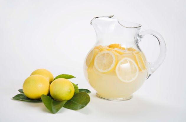Suco de lima e limão para tratar problemas estomacais