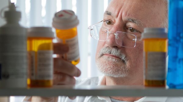 O que pode acontecer se eu tomar medicamento vencido-01