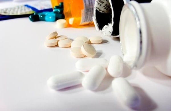 O que pode acontecer se eu tomar medicamento vencido-03