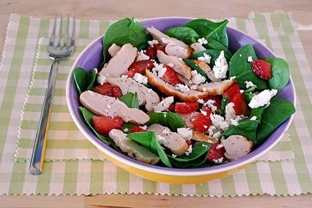 Salada de brotos de espinafre com frango grelhado, morangos e queijo de cabra
