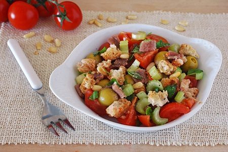 Receita saudável: Panzanella com azeitonas e anchovas