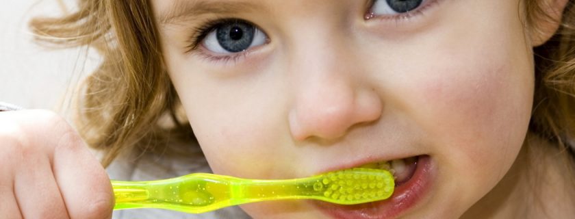 Como ensinar uma criança a escovar os dentes