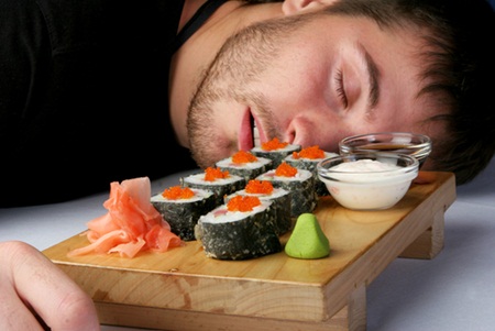 É saudável comer e depois ir dormir?