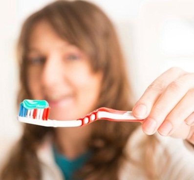 Dentes brancos com simples truques caseiros