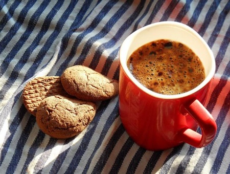 Por que a cafeína nos mantém acordados e focados?