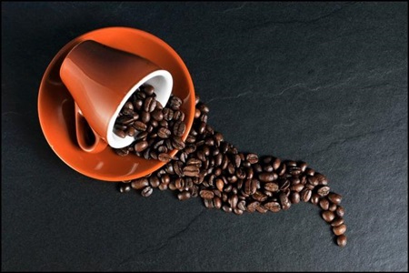 Por que a cafeína nos mantém acordados e focados?