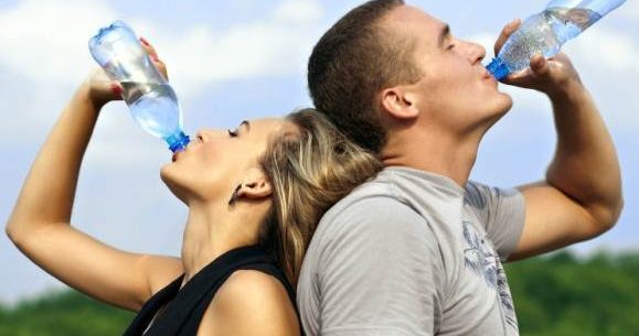 Benefícios de beber água em jejum
