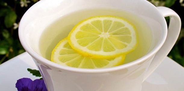 Benefícios de beber água morna com limão na parte da manhã