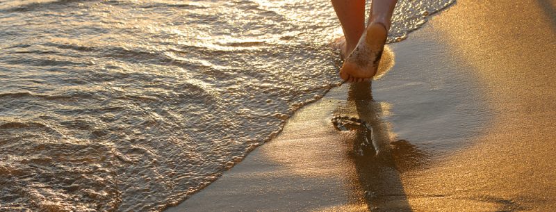 Caminhar ao longo da praia, um exercício fantástico