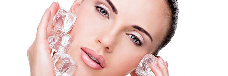Tratamento facial com gelo para o rejuvenescimento da pele
