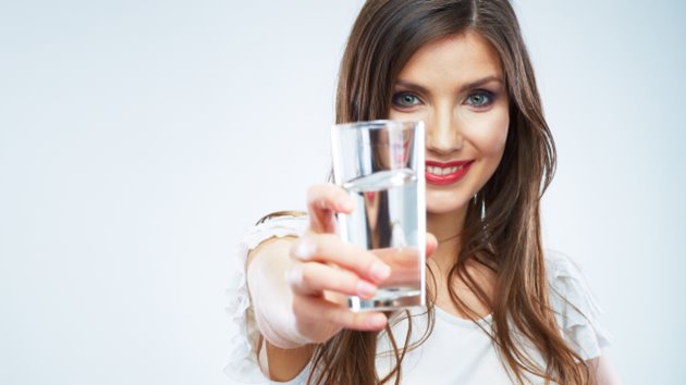 4 sinais de que precisamos beber mais água