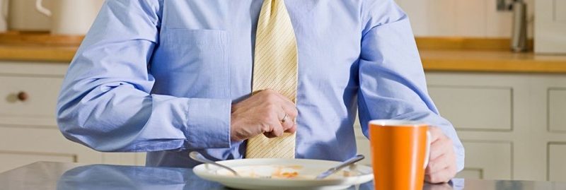 5 maus hábitos que causam indigestão e refluxo gástrico