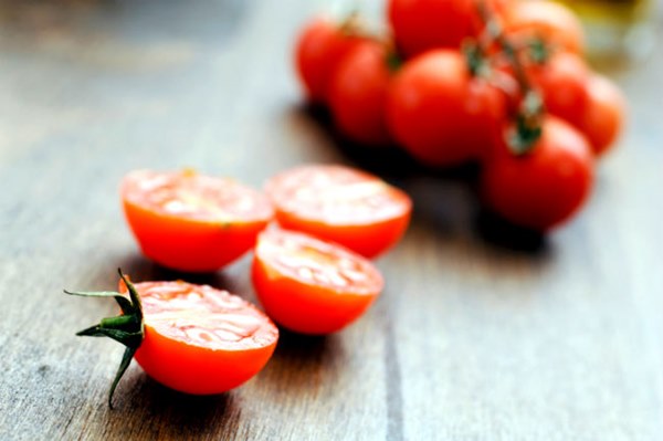 Tratamento com tomate para a pele oleosa e com acne-