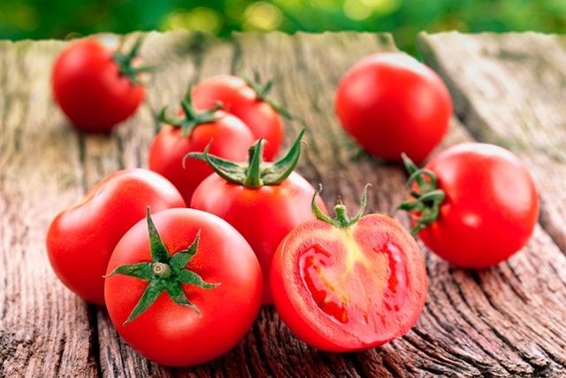 Tratamento com tomate para a pele oleosa e com acne-2