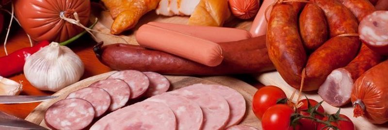 Carne processada aumenta o risco de câncer de estômago, diz estudo