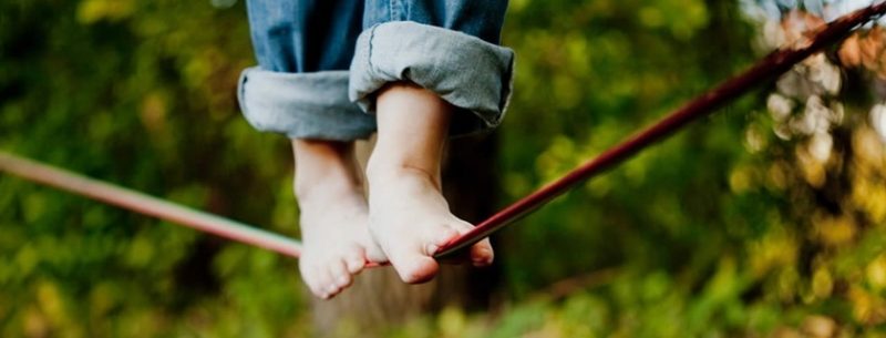 Benefícios do slackline para a saúde e dicas para praticá-lo
