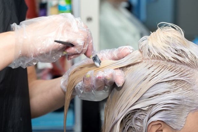 Como matizar o cabelo com violeta genciana?